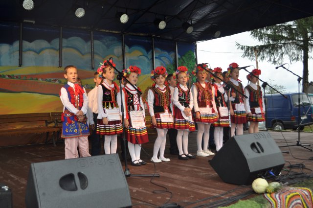 Dzieci z ZS w Tucznej na Dożynkach Gminnych