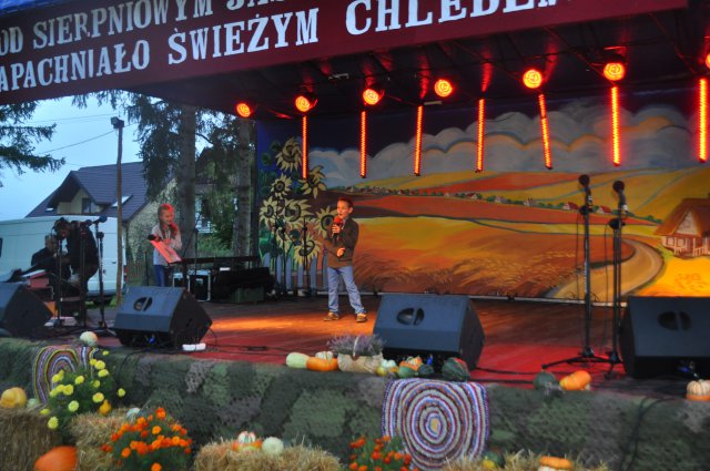 Dzieci z ZS w Tucznej na Dożynkach Gminnych